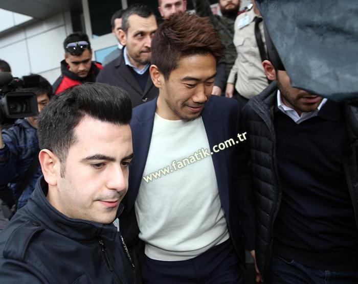 Shinji Kagawanın gelişinde arbede