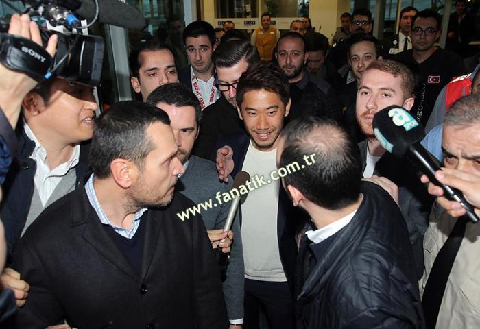 Shinji Kagawanın gelişinde arbede