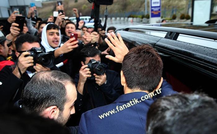 Shinji Kagawanın gelişinde arbede