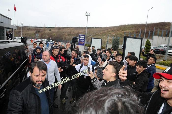 Shinji Kagawanın gelişinde arbede