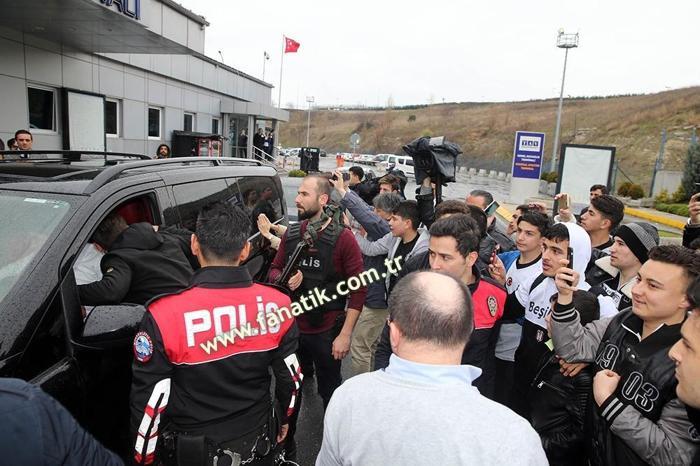 Shinji Kagawanın gelişinde arbede