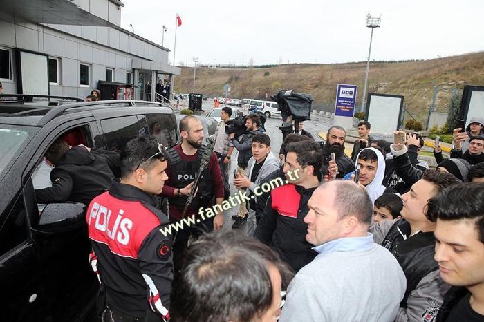 Shinji Kagawanın gelişinde arbede