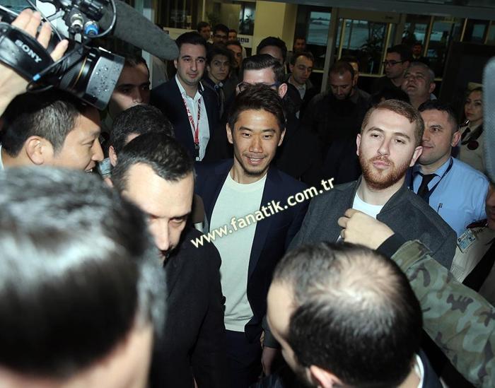Shinji Kagawanın gelişinde arbede