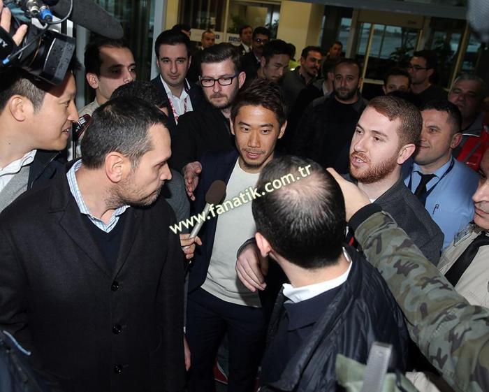 Shinji Kagawanın gelişinde arbede