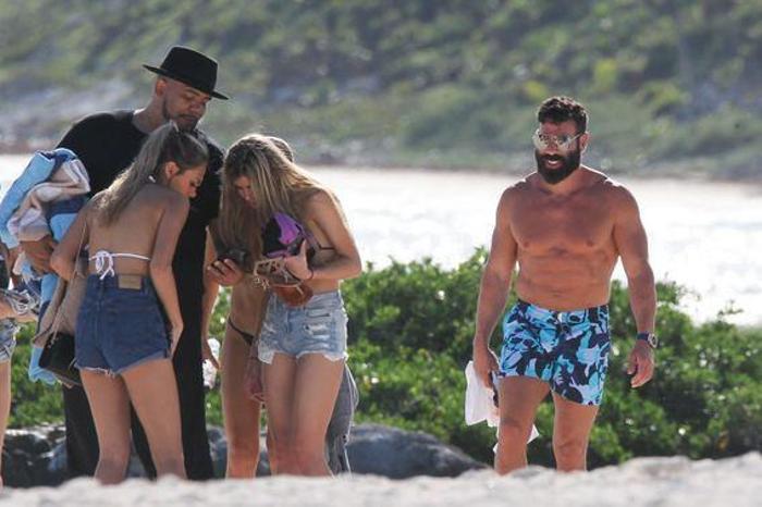 Dan Bilzerian ve kız arkadaşları tatilde