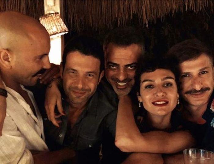 Birce Akalay, yeni yaşını yakın dostları ve sevgilisiyle kutladı