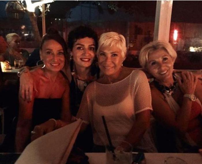 Birce Akalay, yeni yaşını yakın dostları ve sevgilisiyle kutladı