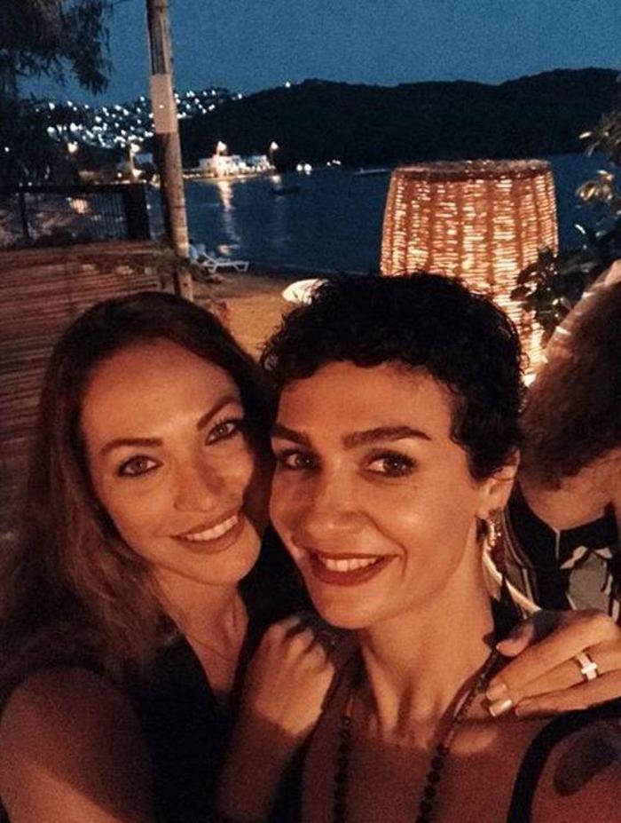 Birce Akalay, yeni yaşını yakın dostları ve sevgilisiyle kutladı