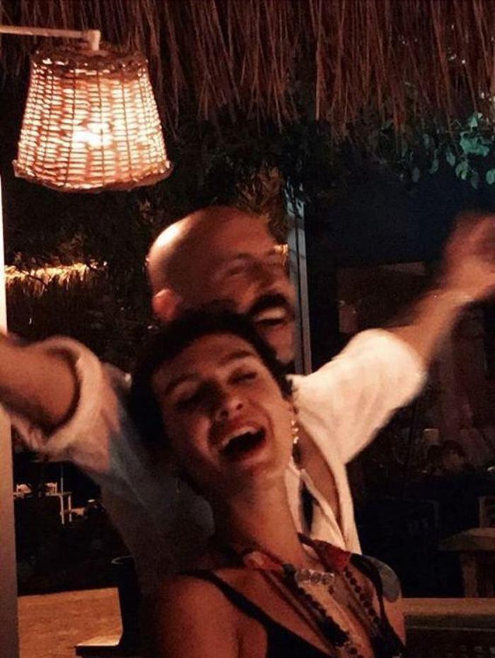 Birce Akalay, yeni yaşını yakın dostları ve sevgilisiyle kutladı