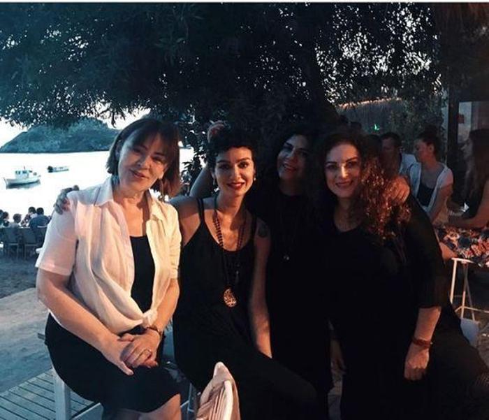 Birce Akalay, yeni yaşını yakın dostları ve sevgilisiyle kutladı