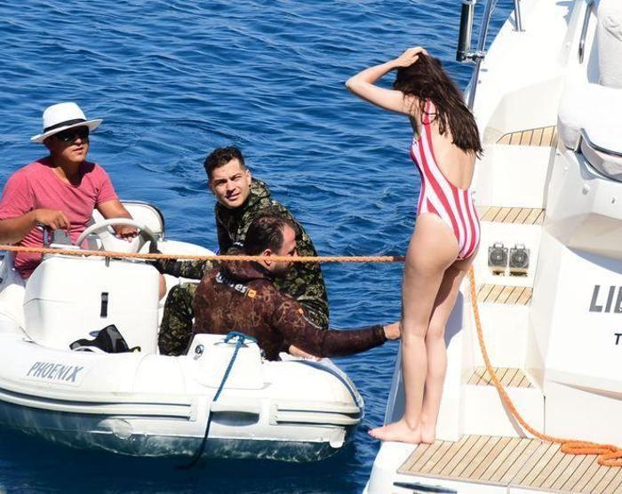 Çağatay Ulusoy ve Duygu Sarışın tatilde
