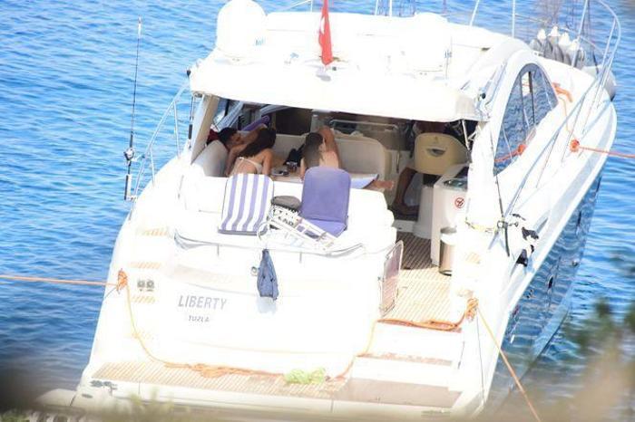 Çağatay Ulusoy ve Duygu Sarışın tatilde