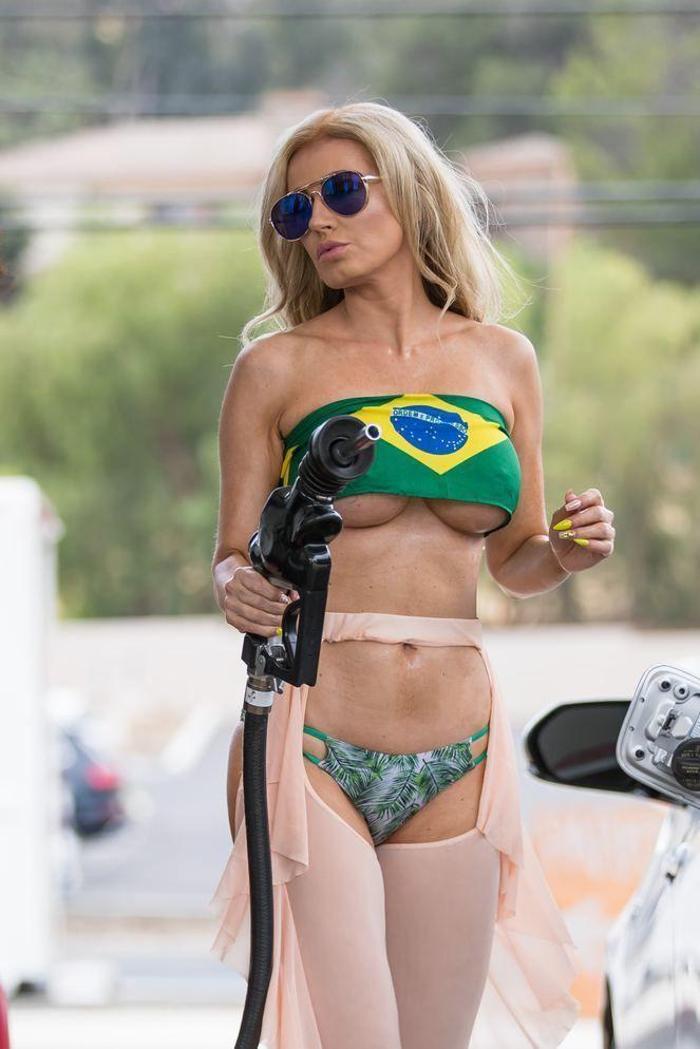 Ana Braganın enteresan yürüyüş kıyafeti