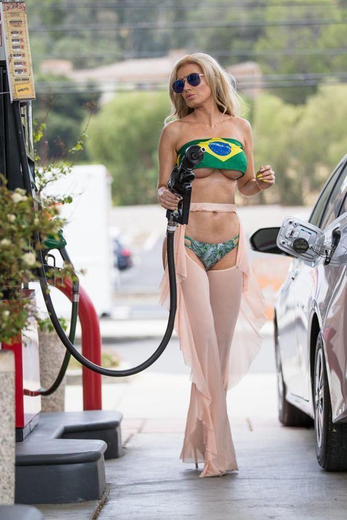 Ana Braganın enteresan yürüyüş kıyafeti