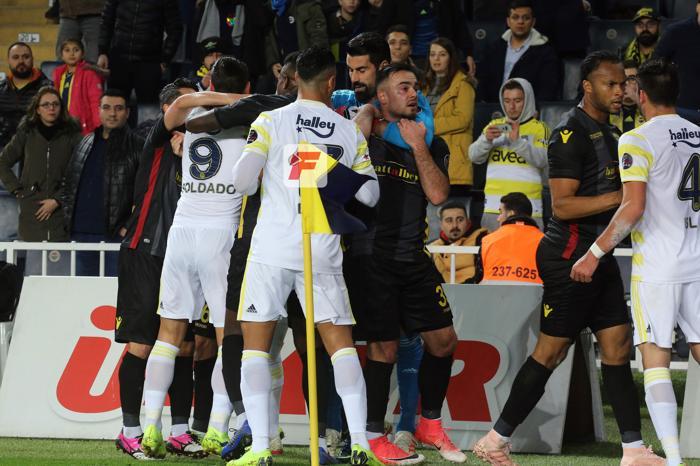 Guilhermenin yaptığı hareket Fenerbahçeli futbolcuları çıldırttı