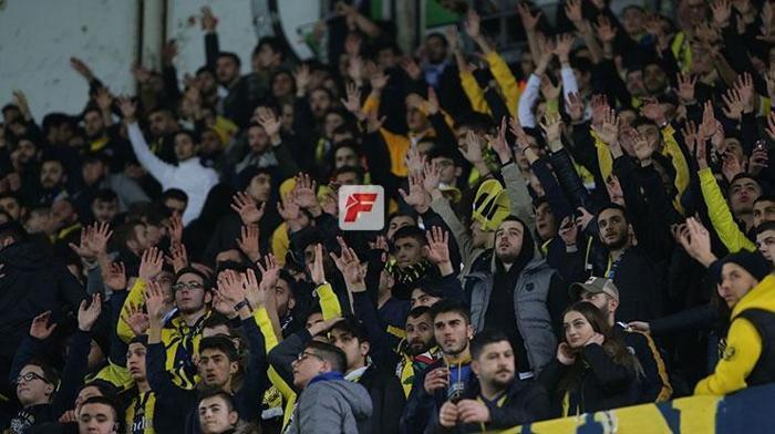 Fenerbahçeli taraftarlardan sert tepki: Çubukluyu çıkarın çıplak oynayın