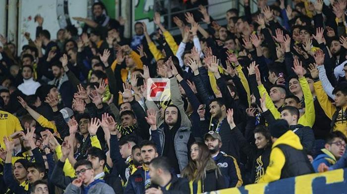 Fenerbahçeli taraftarlardan sert tepki: Çubukluyu çıkarın çıplak oynayın