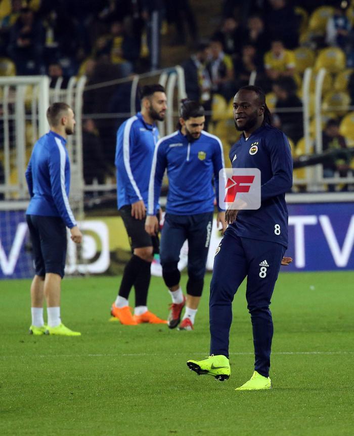 Fenerbahçeli taraftarlardan sert tepki: Çubukluyu çıkarın çıplak oynayın