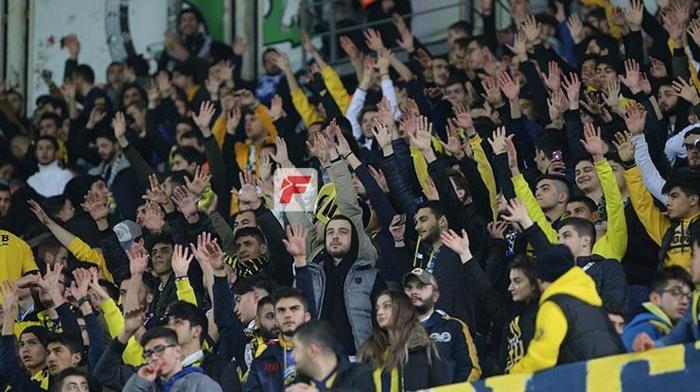 Fenerbahçeli taraftarlardan sert tepki: Çubukluyu çıkarın çıplak oynayın