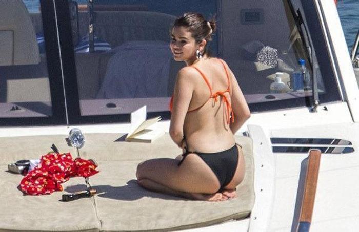 Ayrılığı çabuk unuttu Selena Gomezin güneş banyosu