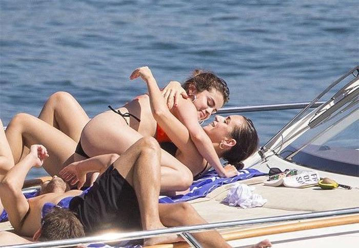 Ayrılığı çabuk unuttu Selena Gomezin güneş banyosu