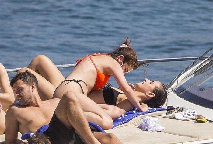 Ayrılığı çabuk unuttu Selena Gomezin güneş banyosu