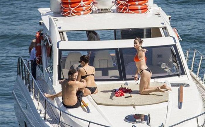 Ayrılığı çabuk unuttu Selena Gomezin güneş banyosu