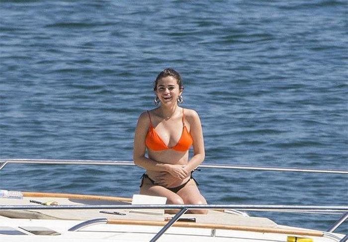 Ayrılığı çabuk unuttu Selena Gomezin güneş banyosu