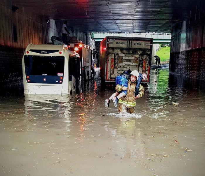 İstanbulda sağanak hayatı felç etti