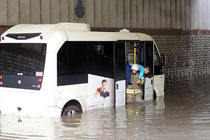 İstanbulda sağanak hayatı felç etti
