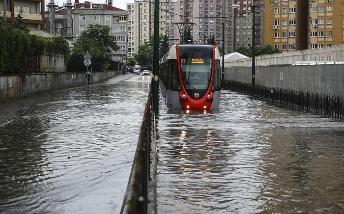 İstanbulda sağanak hayatı felç etti
