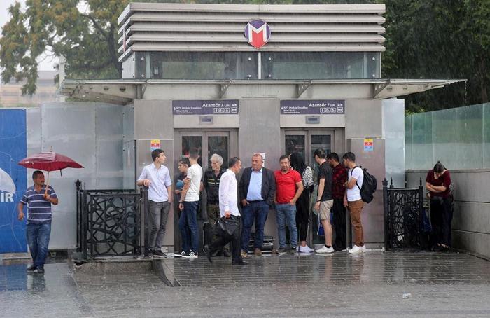 İstanbulda sağanak hayatı felç etti