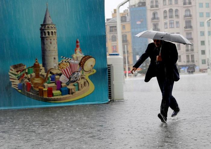 İstanbulda sağanak hayatı felç etti