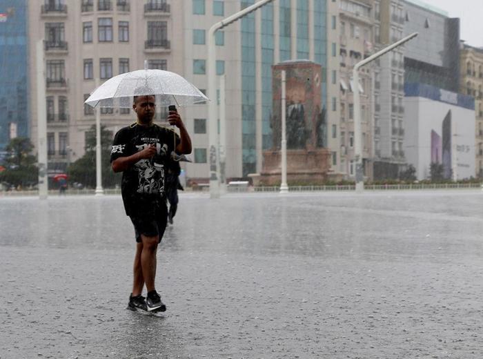 İstanbulda sağanak hayatı felç etti