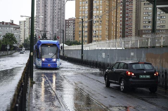 İstanbulda sağanak hayatı felç etti