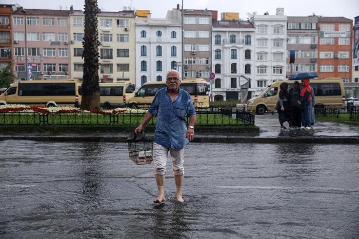 İstanbulda sağanak hayatı felç etti