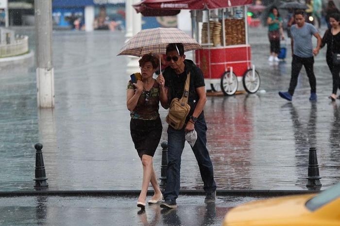 İstanbulda sağanak hayatı felç etti