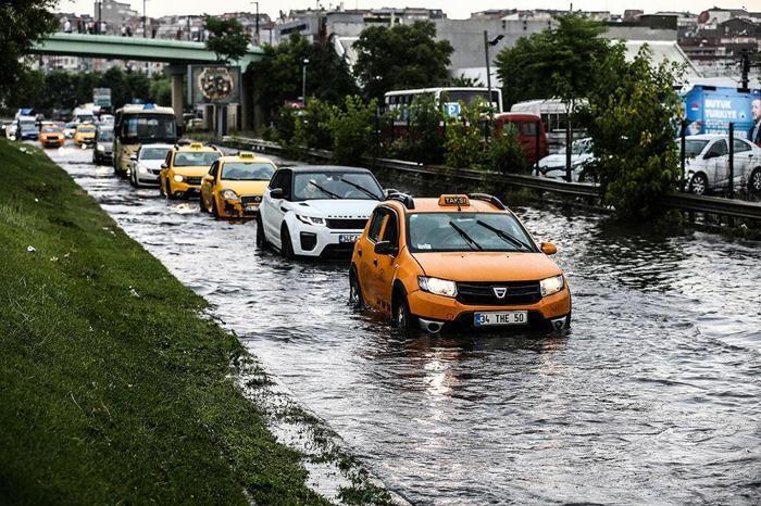 İstanbulda sağanak hayatı felç etti