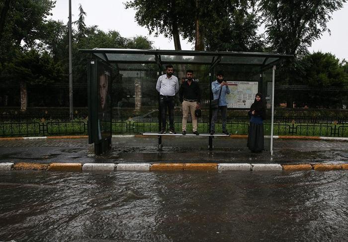 İstanbulda sağanak hayatı felç etti