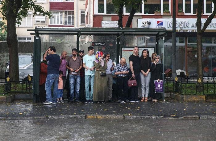 İstanbulda sağanak hayatı felç etti