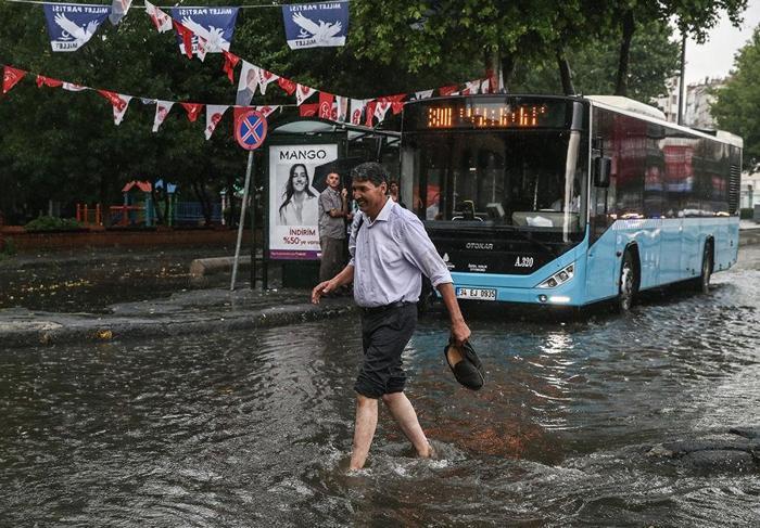 İstanbulda sağanak hayatı felç etti