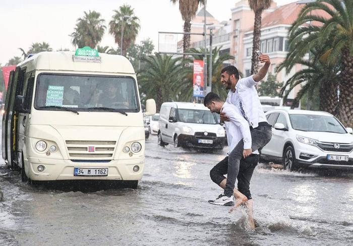 İstanbulda sağanak hayatı felç etti