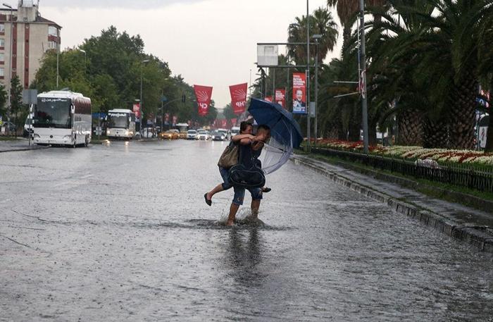 İstanbulda sağanak hayatı felç etti
