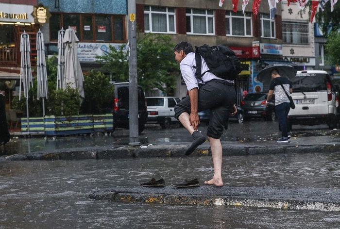 İstanbulda sağanak hayatı felç etti