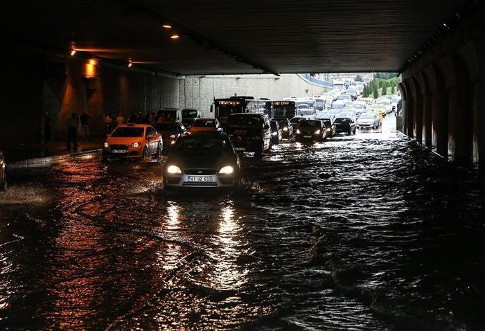 İstanbulda sağanak hayatı felç etti