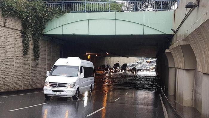 İstanbulda sağanak hayatı felç etti