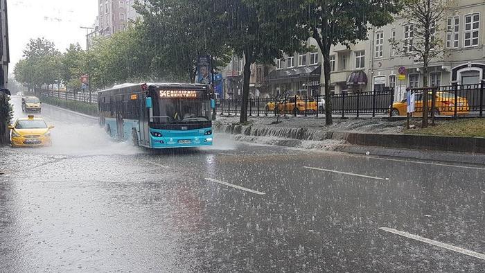İstanbulda sağanak hayatı felç etti