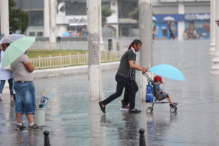 İstanbulda sağanak hayatı felç etti
