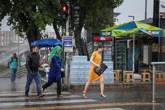 İstanbulda sağanak hayatı felç etti