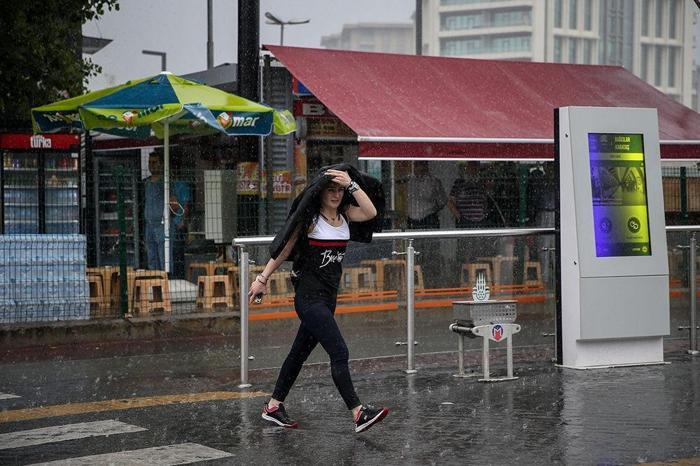 İstanbulda sağanak hayatı felç etti